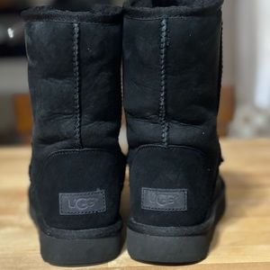 UGG black boots size 7 mid guc 💫
